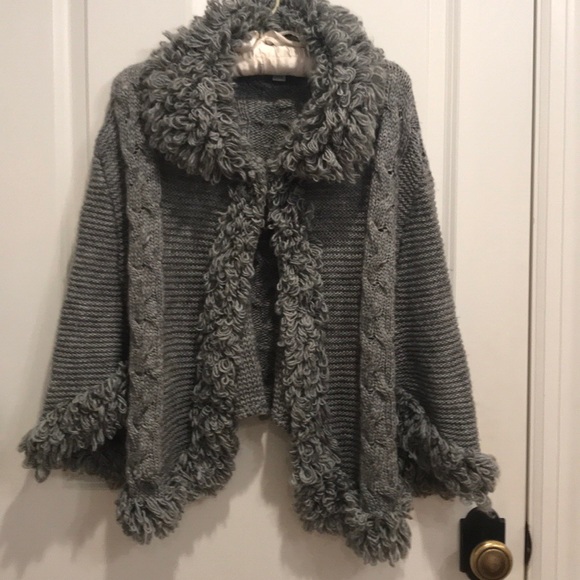 Sisters poncho cape. - Picture 1 of 5